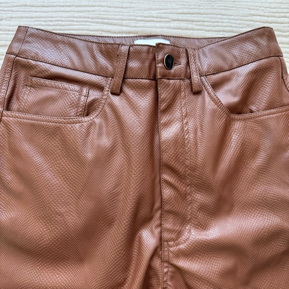 Danielle Bernstein Faux Leather pants with zipper closure texture faux snakeskin - Picture 2 of 11